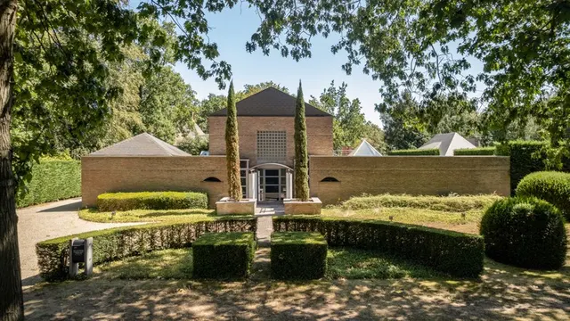 Villa te koop in Brasschaat – 1/10