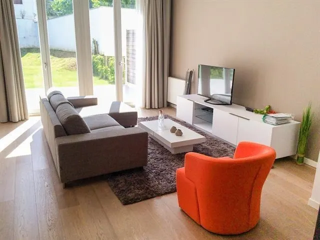 Rez-de-chaussée for rent in Ixelles – 1/7