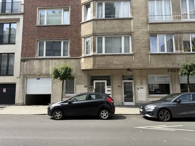 Gesloten garagebox te huur in Uccle – 1/3