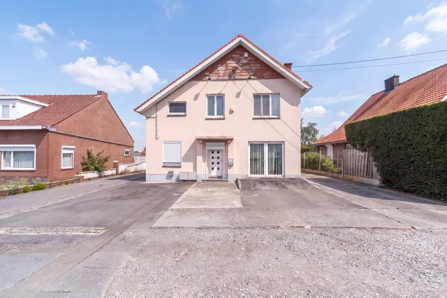 Villa te koop in Anderlues – 1/9