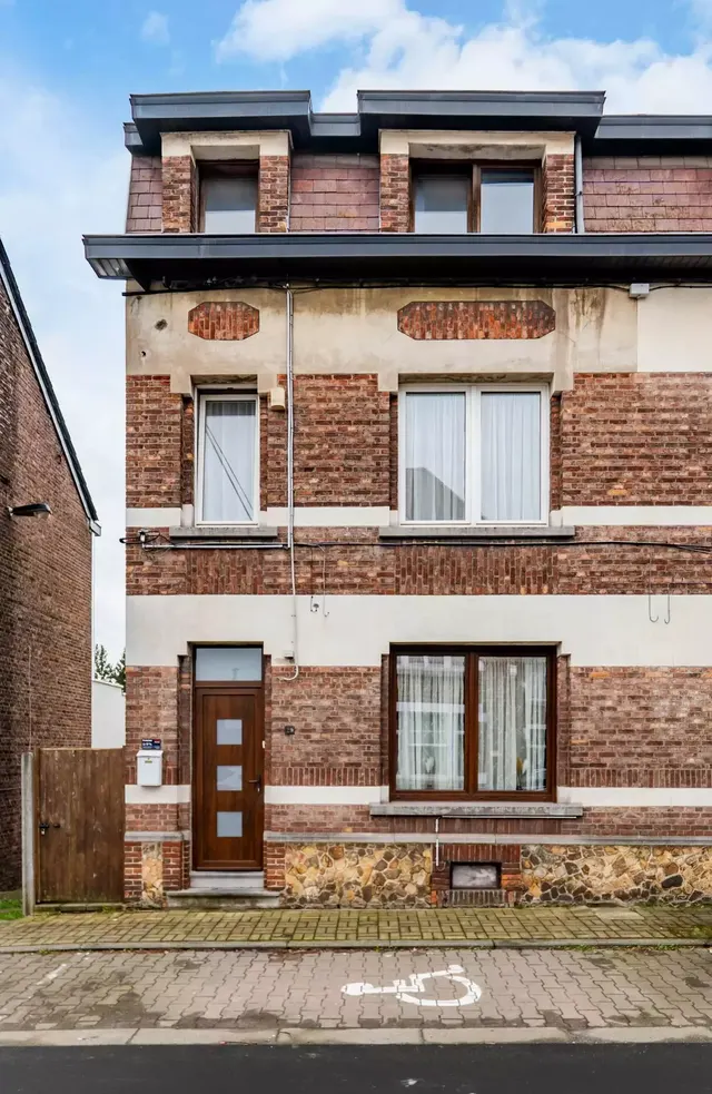 Huis te koop in Lodelinsart – 1/10