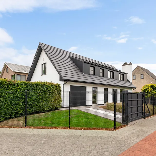 Huis te koop in Wijnegem – 1/10