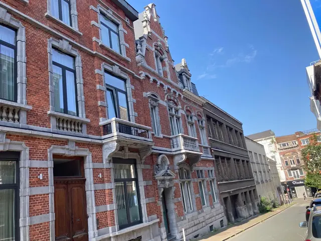 Herenhuis te koop in Charleroi – 1/10