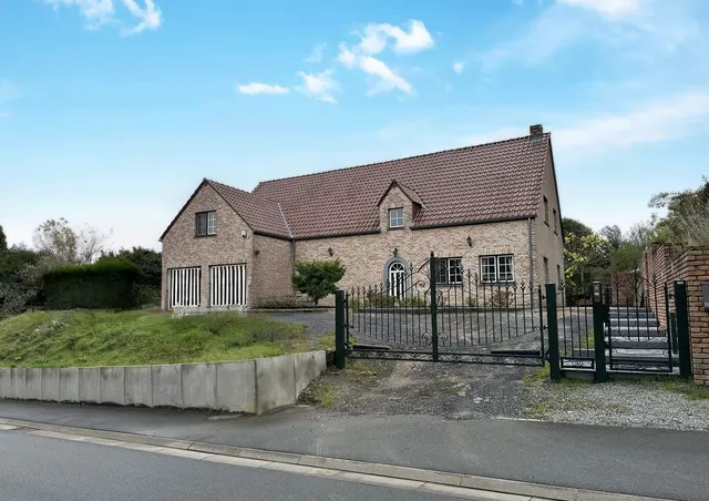 Villa for sale in Courcelles – 1/10