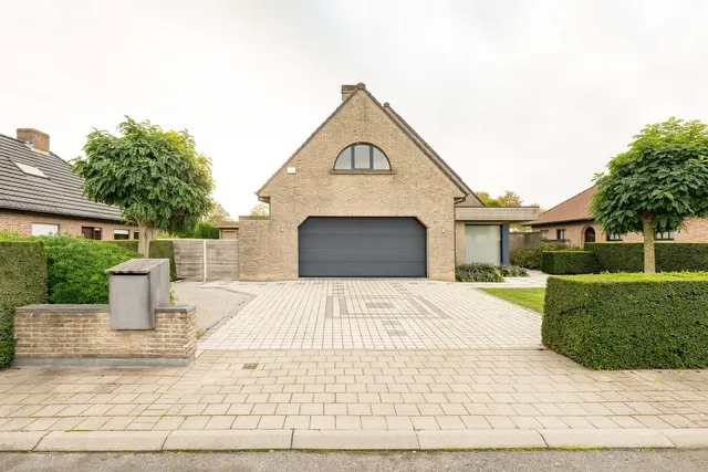 Villa for sale in Ruiselede – 1/10