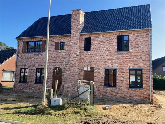 Herenhuis te koop in Meeuwen-Gruitrode – 1/10